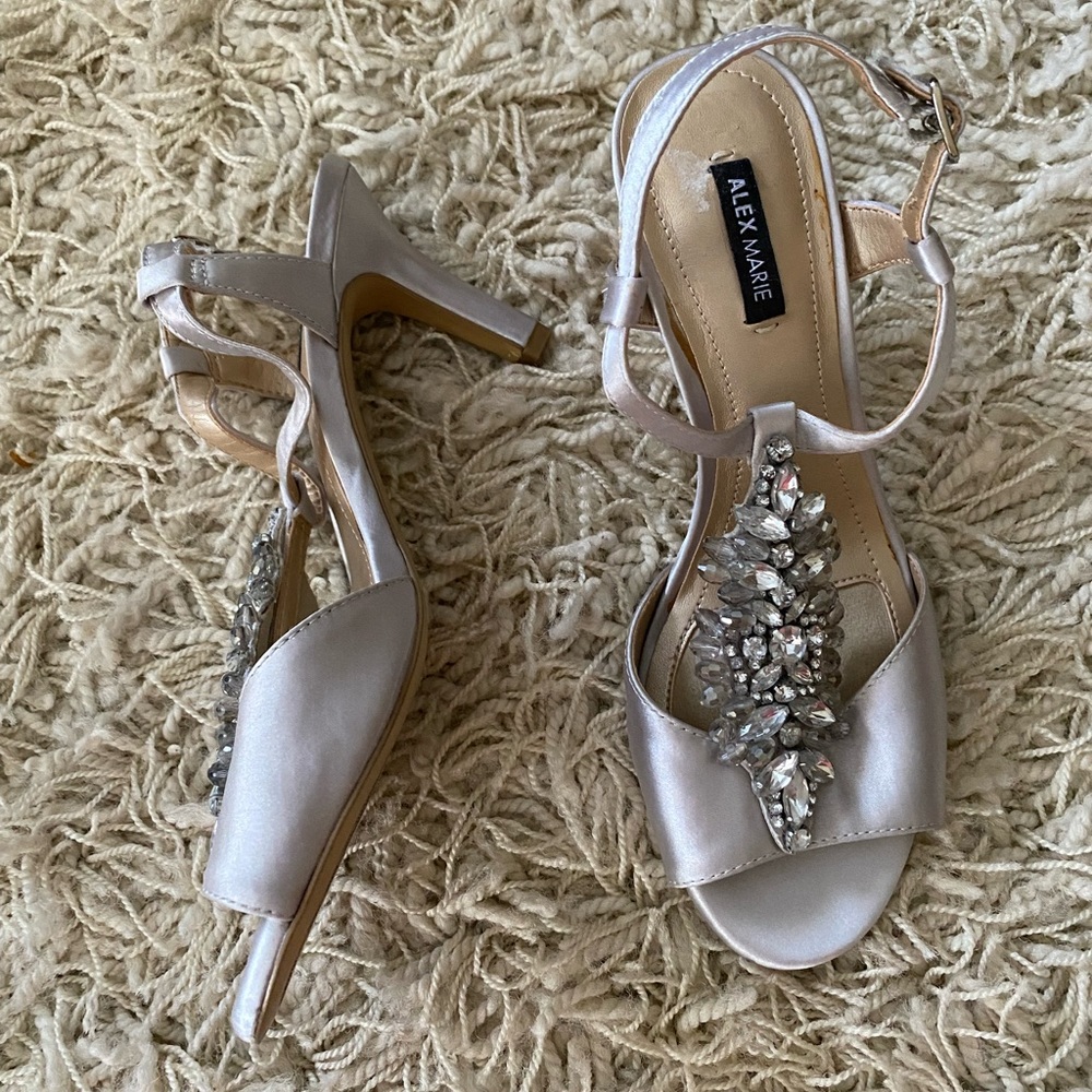 NWT Alex Marie Crystal Embellished Evening Sandals Silver Satin, size 6M